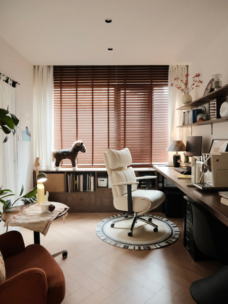 The "Airy" Office: Breaking the Heaviness of Dark Walnut with Cream Leather